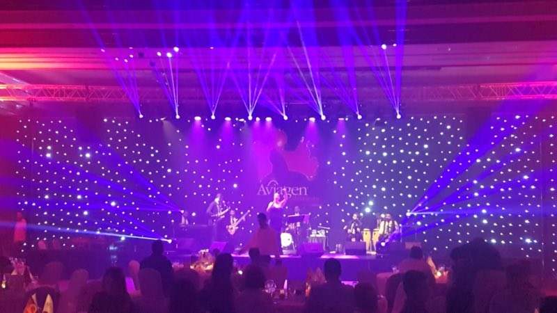 Gala salonunda ışıklandırılmış sahne ve masalar