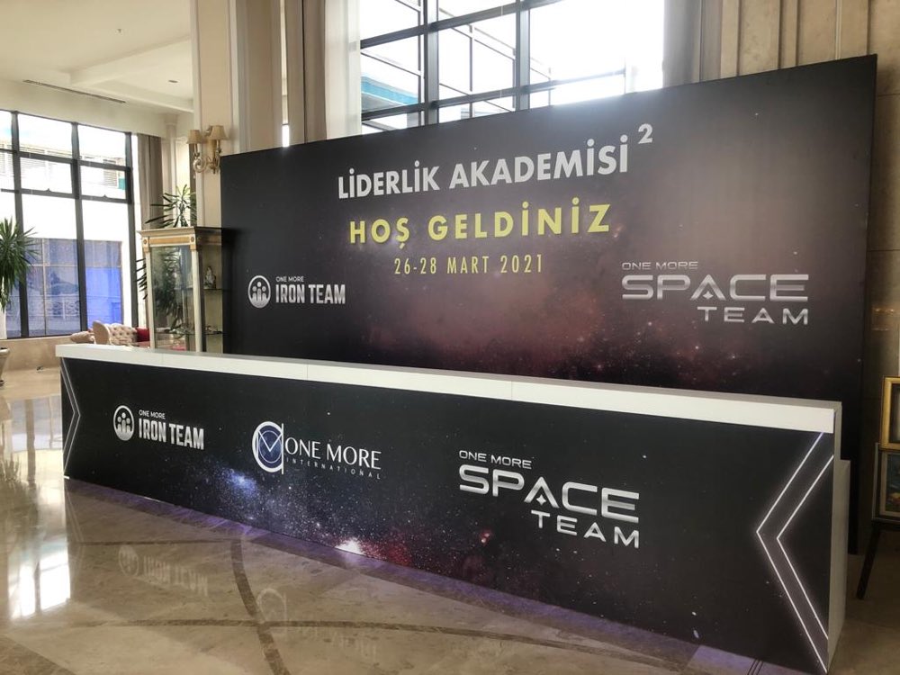 Liderlik Akademisi konferans sahnesi